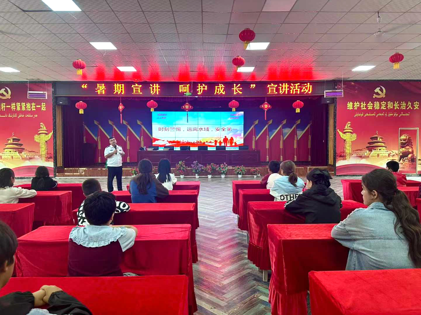 喀什分中心兩位教官被巴楚縣宣傳部授予“優(yōu)秀教官”表彰 喀什分中心兩位教官被巴楚縣宣傳部授予“優(yōu)秀教官”表彰